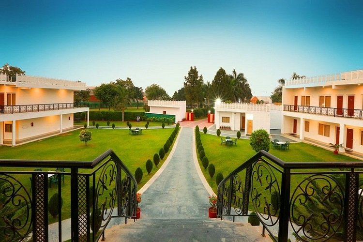 Apno Ghar resort and water park on NH-8, Manesar