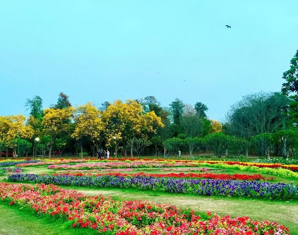 Shaded lawns and walking paths at Nehru Park, Chanakyapuri, Delhi