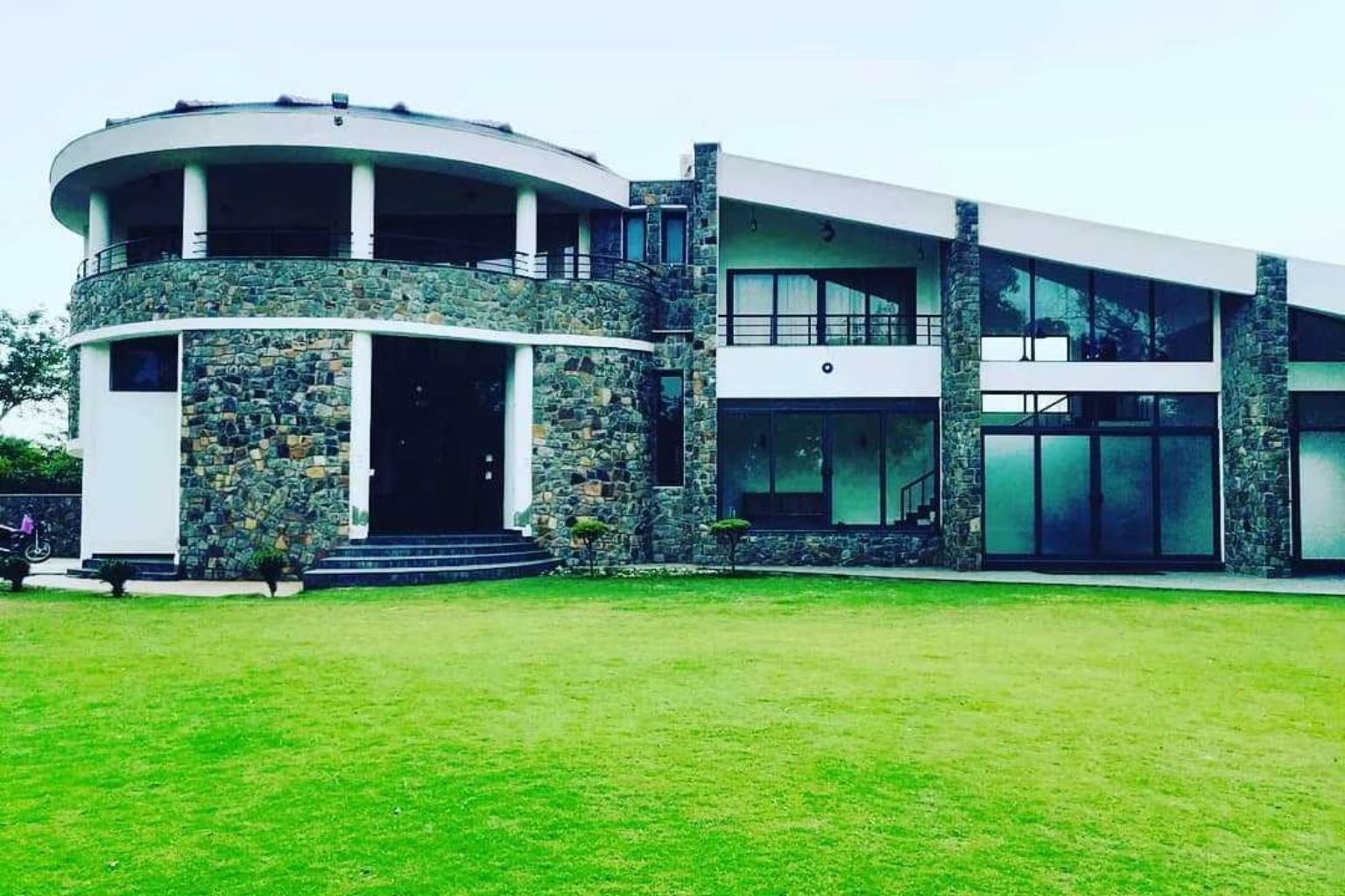 Rudra Farms farmhouse and resort lawns in the Gurgaon–Manesar belt